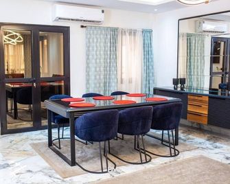 Appartement de Haut Standing Climatisé Proche de Toute Commodité - Bamako - Dining room
