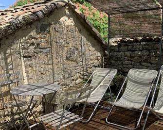 Charming detached Cottage /Gite with private pool, 15 min from Angouleme - Magnac-sur-Touvre - Patio