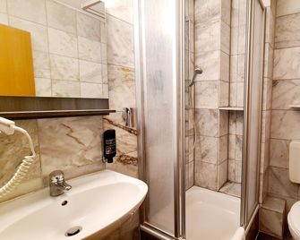 Hotel Zentrum Hannover - האנובר - חדר רחצה