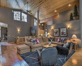 Tahoe Donner Mountain Cabin: Surrounded by Forest! - Truckee - Living room