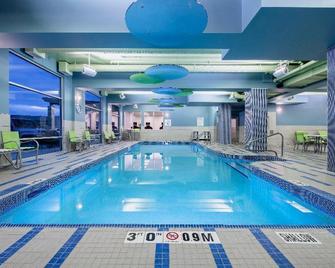 Hotel Kelowna & Conference Centre - Kelowna - Piscina