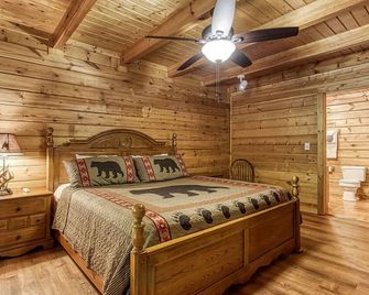 15 minutes to PF/Gatlinburg! Charming 2 Bed/2 Bath - Pigeon Forge - Bedroom