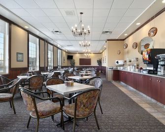 Ramada by Wyndham Red Deer Hotel & Suites - רד דיר - מסעדה