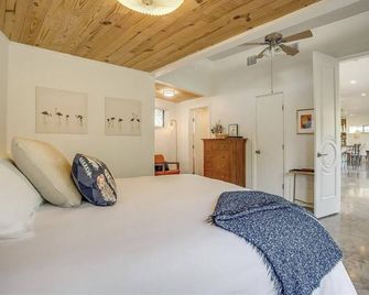 New! The Agave House - A Waterfront Mid-Century Modern Getaway! - Granbury - Slaapkamer