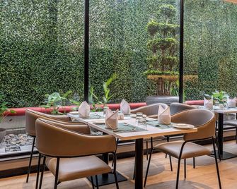 Park Inn & Suites by Radisson Thrissur East Fort - Thrissur - Restaurant