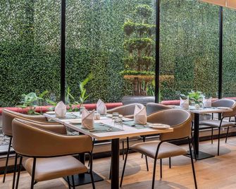 Park Inn & Suites by Radisson Thrissur East Fort - Thrissur - Restaurant