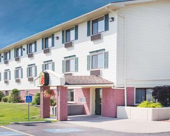 Super 8 by Wyndham Massena NY - Massena - Building