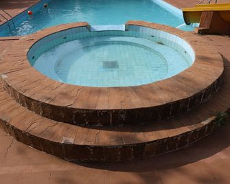 Gujarat Bhavan Hotel - Matheran - Zwembad