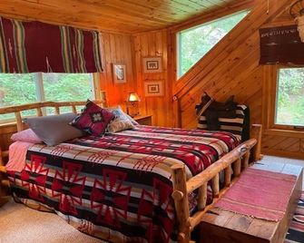 A charming, enchanting and historic log cabin with modern amenities - Colorado Springs - Bedroom