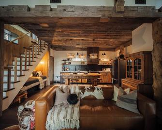 Nineteen A - An Idyllic Cabin By Dell Collective- New Space! - Portageville - Living room