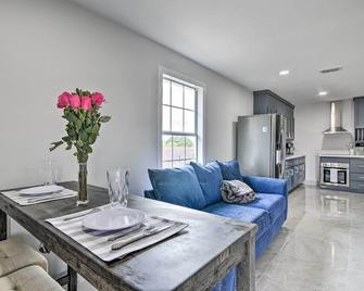 Patio and Balcony Gulf Coast Retreat in Brownsville - Brownsville - Living room