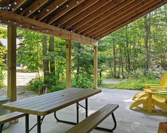 Tranquil Retreat Among the Trees - Year-Round Adventure with Water Access - Carp Lake - Patio