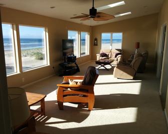 Sweeping Ocean Views On Two Levels, Spacious Oceanfront House! - Waldport - Sala de estar
