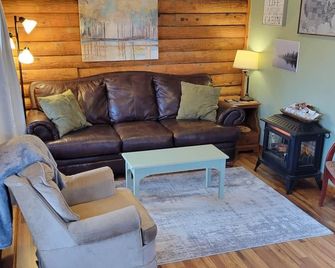 Log Cabin 10 at Osborn Boat Ramp on Patoka Lake - French Lick - Living room