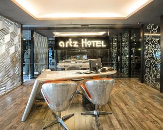 Artz Hotel - Йогор Багру - Лоббі