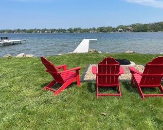Lakefront Home; All-Sports Elizabeth Lake; Dock, Fire Pit & Kayaks [see reviews] - Waterford - Patio