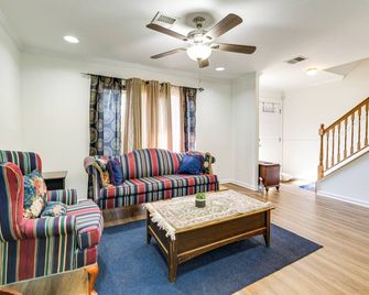 3 Mi to Dulles Airport D C Area Townhome - Herndon - Living room