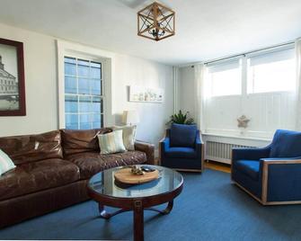 Marblehead's Old Town Charmer - 1 Bed/1 Bath, Steps to the Ocean! - Marblehead - Living room