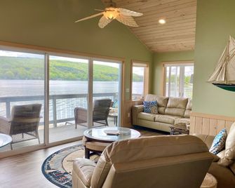 Waneta Lake House - Lakefront living at it's best ! - Hammondsport - Sala de estar