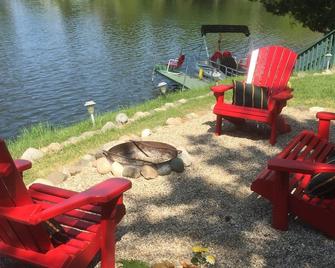 Cozy cabin w lake view. Book now for Fall. Pumpkins, apples, campfire. Pets ok! - Paw Paw - Patio