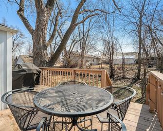 The Mulberry House: Cozy Home In Downtown Olathe - Olathe - Patio