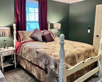 Split plan for privacy! 2 BR 2 BA cottage w AC, deck, pet-friendly fenced yard - Port Wentworth - Bedroom