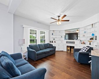 Lita's Lake Home-Walk to Century Park and Beach! - Lorain - Sala de estar