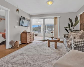 Portage Lakes Retreat - 3 BR Lakefront Home with Hot Tub - Akron - Living room