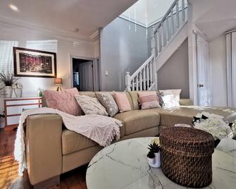 Sydney Meets Miranda, Comfy 4 Bedrooms Corner House - Miranda - Living room