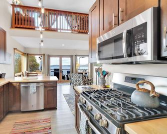 1 King Bed, 1 Queen Sleeper Sofabrwalk-In Shower, Soaker Tub,. Bath 2 Shower With Tub Brscenic View Overlooking Mallets Baybrthree Floors With Loft. - Colchester - Cuisine
