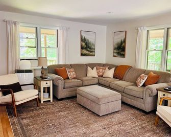 Kingman Brook Guest House, 4 Bedroom, 2.5 Bath, Sleeps 8 - Waterford - Living room