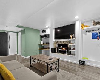 Garden Suite Two Bedroom with Hot Tub Sauna Outdoor kitchen and Game Room - Everett - Sala de estar