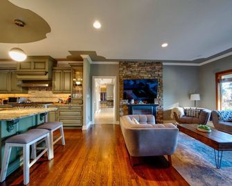 Large private home w/ Pool, Hot Tub, Poker table, Pool Table, Karaoke Sleeps 19 - Abbotsford - Living room