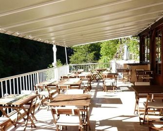 Hôtel Des Grottes - Bouzies - Restaurante