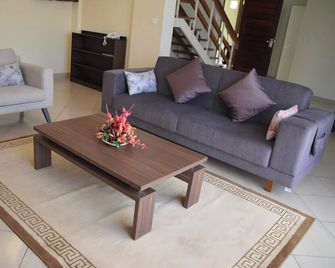 Norfolk Towers Serviced Apartments - Nairobi - Living room
