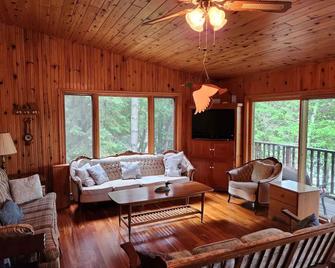 Private Rustic Lodge With Lakefront View - Minden - Sala de estar