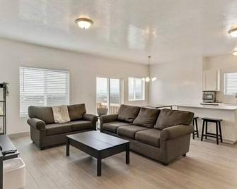 Cozy Rambler with Beautiful Mountains Views! Sleeps 7 - Spanish Fork - Living room
