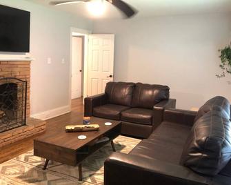 Hickory House 4 Short And Long Term Rental - Hickory - Living room