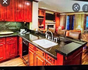 The Ritz-Carlton Club, Aspen Highlands 3 Bedroom 3.5 bathroom corner unit - Aspen