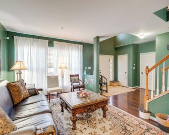 4 Mi to Nationals Park: Quiet Getaway w/ Fire Pit - Washington, D.C. - Living room