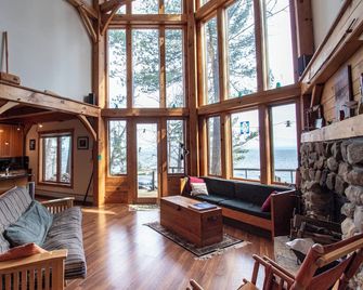 Architects Dream Home Overlooking Picturesque Lake Champlain - Keeseville - Living room