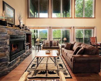 Mountain views, pet friendly, game rooms, 3 king bedrooms, and 2 game rooms! - Pittman Center - Living room