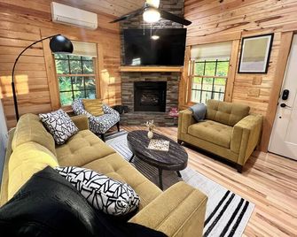 Misty Pine Place newly built Cabin/Fire-Pit/Hiking - West Jefferson - Living room