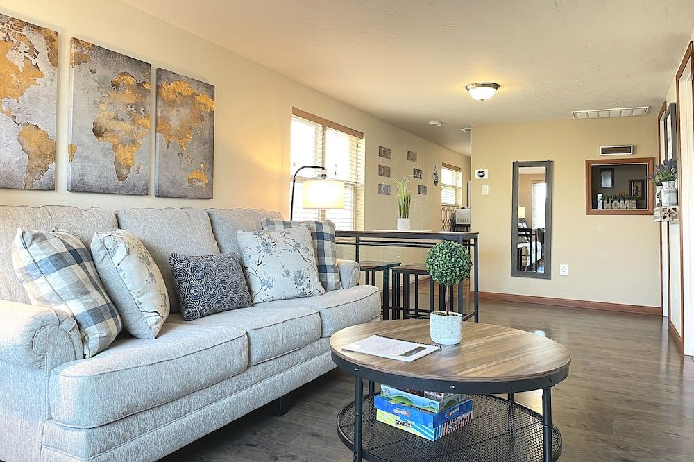 Bleistein Cottage- Comfortable, Pet Friendly Home - Cody - Living room