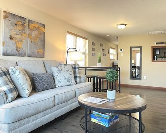Bleistein Cottage- Comfortable, Pet Friendly Home - Cody - Living room