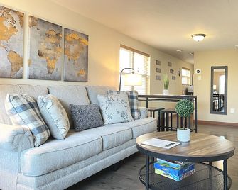 Bleistein Cottage- Comfortable, Pet Friendly Home - Cody - Living room