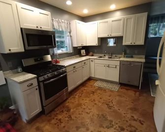 Little house in the woods, close to the lake,town and mountain. - Sandpoint - Kitchen