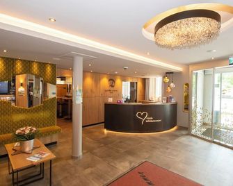 Dollinger - אינזברוק - דלפק קבלה