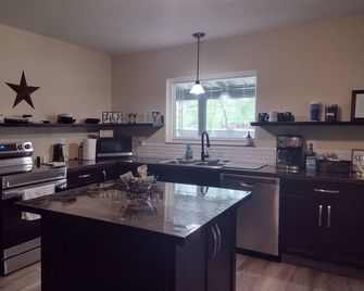 Cozy Barndominium near Will Rogers Downs and Highway 44. Quiet country setting - Claremore - Küche