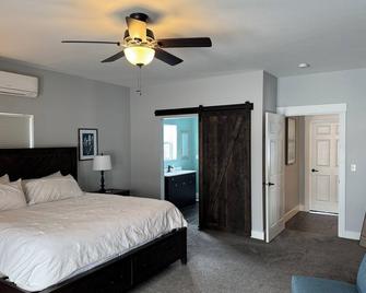 Charming 2 Bedroom Home with Hot Tub and Fire Pit - Byron Center - Habitación